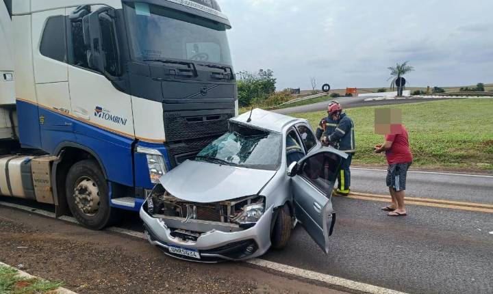 Acidente entre caminhão e carro é registrado na PR-082 em São João do Ivaí