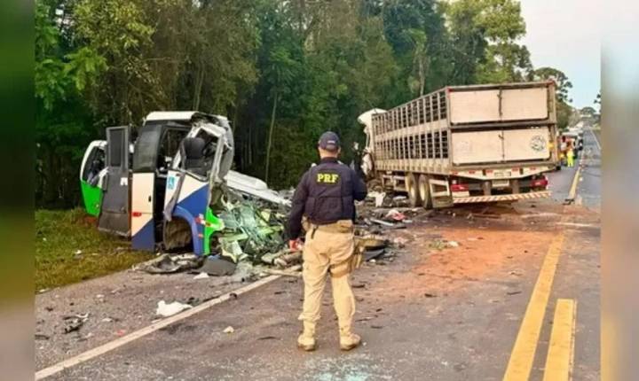 Acidente entre micro-ônibus e caminhão deixa 23 mortos na PR-353, em Ipiranga