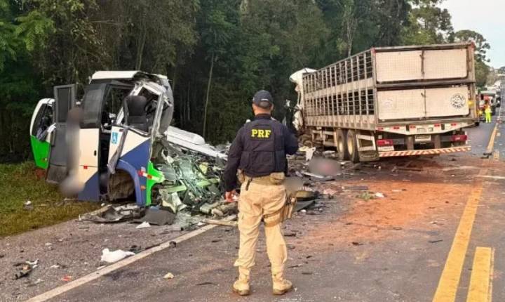 Acidente entre micro-ônibus e carreta deixa 23 mortos em Ipiranga, no Paraná