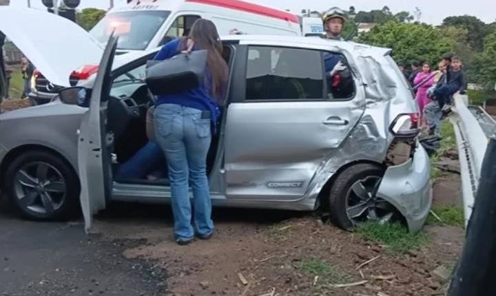 Acidente entre trem e VW Fox interrompe trânsito no trevo do Panela de Pedra