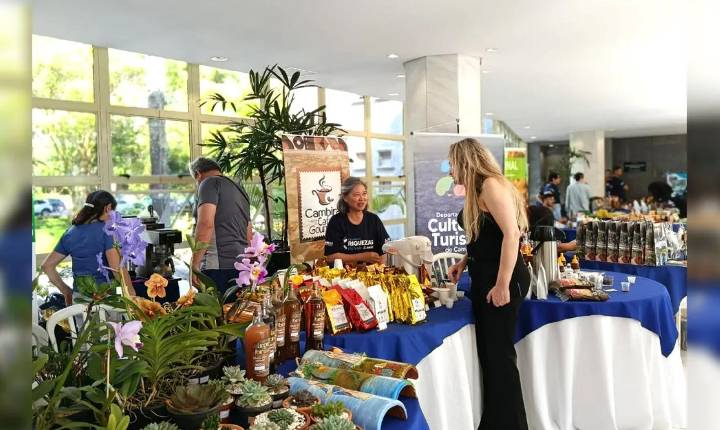 Amuvi leva exposição Riquezas do Vale à Assembleia Legislativa do Paraná