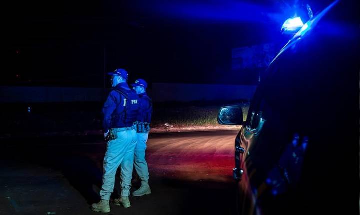 Após fuga com cortina de fumaça, PRF apreende quase 1 tonelada de maconha no Paraná