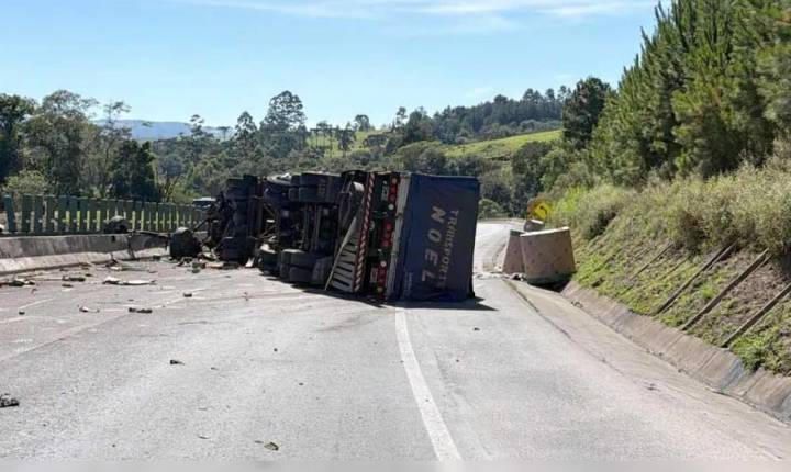BR-376 tem pistas bloqueadas após caminhão tombar em Mauá da Serra