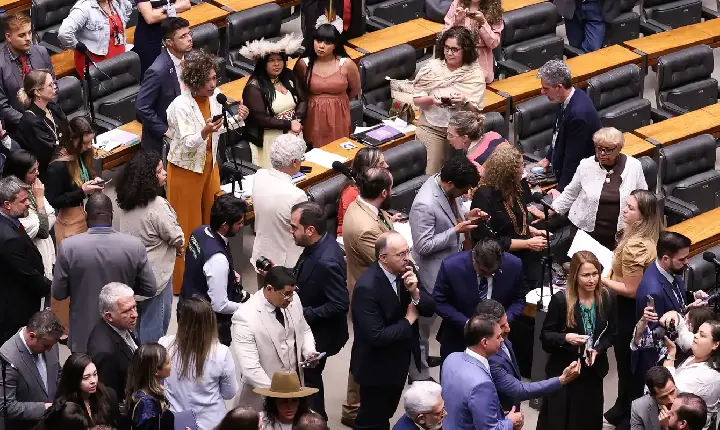 Câmara vota para derrubar veto ao PL da Dosimetria; falta o Senado