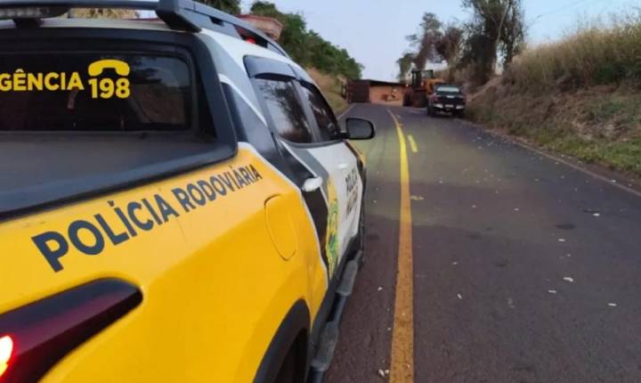Caminhão carregado com pó de serra tomba na PR-482 e motorista fica ferido