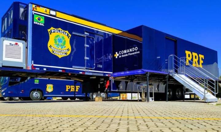 Carreta da Saúde da PRF leva atendimento gratuito a motoristas no Paraná