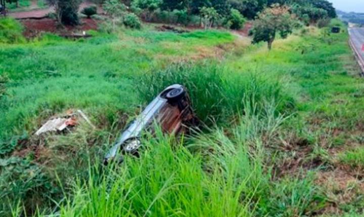 Carro capotado é encontrado às margens da BR-376 em Jandaia do Sul