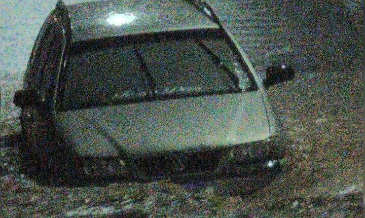 Carro é arrastado pela chuva em rua do Interlagos em Apucarana