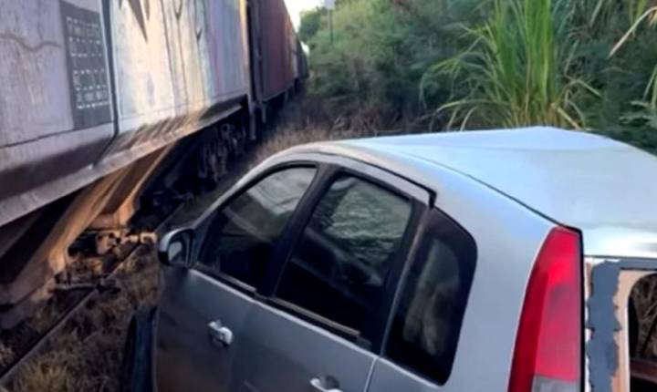 Carro é atingido por trem em passagem de nível em Jandaia do Sul