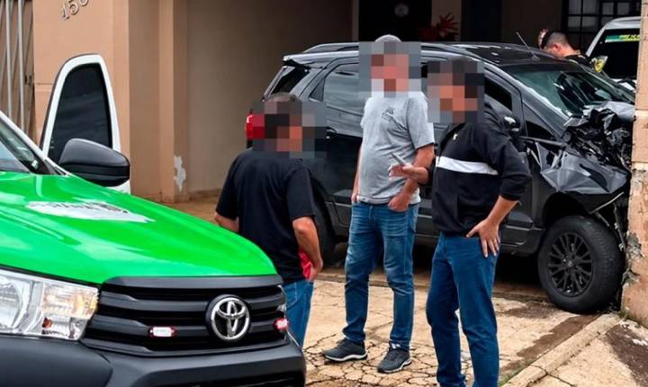 Carro invade garagem de residência após colisão no centro de Faxinal