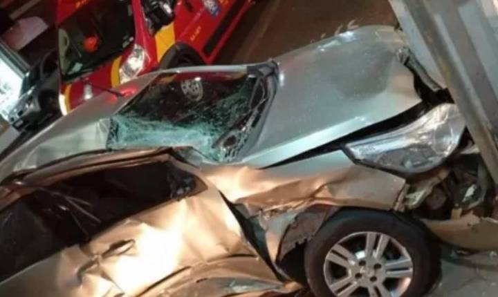 Colisão entre carro e ônibus deixa motorista ferido no centro de Mandaguari