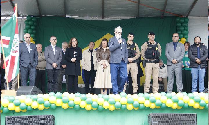 Desfile de 7 de Setembro reúne estudantes, entidades e famílias em Jandaia do Sul