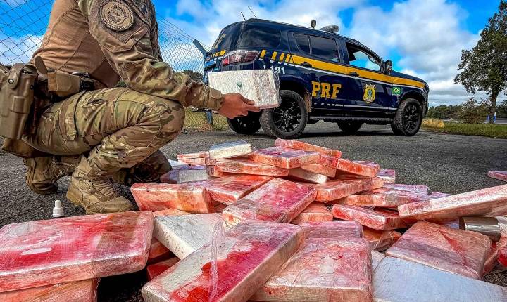 Dia Internacional de Combate ao Tráfico: PRF apreende quase 100 kg de cocaína escondidos em carreta no Paraná