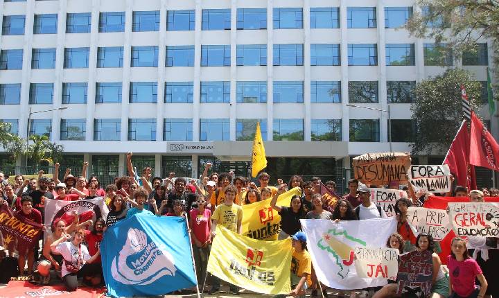 Estudantes encerram greve de quase dois meses na USP