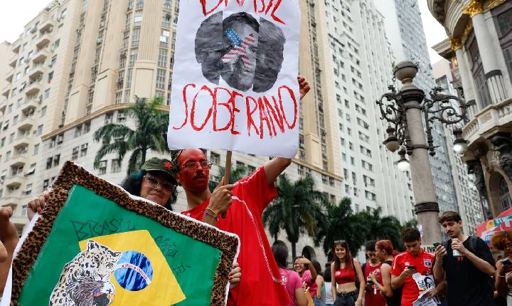 Estudantes fazem ato no Rio de Janeiro em defesa de voto em Lula