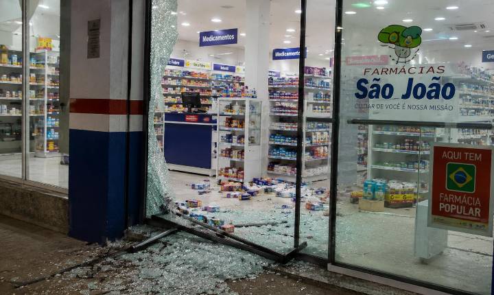 Farmácia é invadida durante a madrugada no centro de Jandaia do Sul