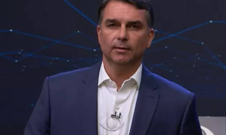 Flávio Bolsonaro reconhece falhas na saúde durante governo do pai em debate