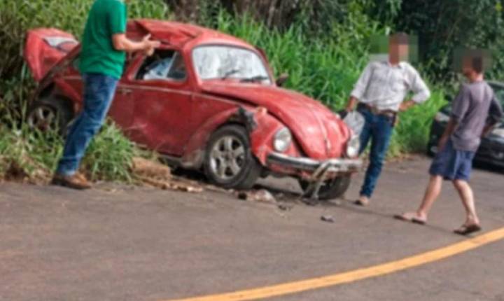 Fusca capota na Rodovia Nicolau Koltun e deixa mulher ferida em Ivaiporã