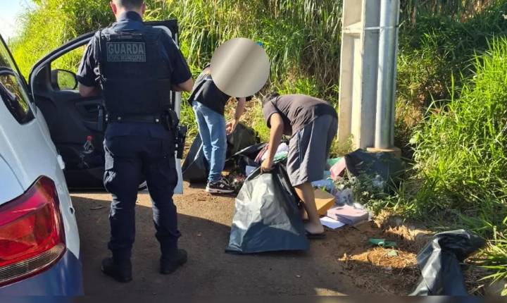GCM identifica responsável por descarte irregular de lixo em via pública em Apucarana