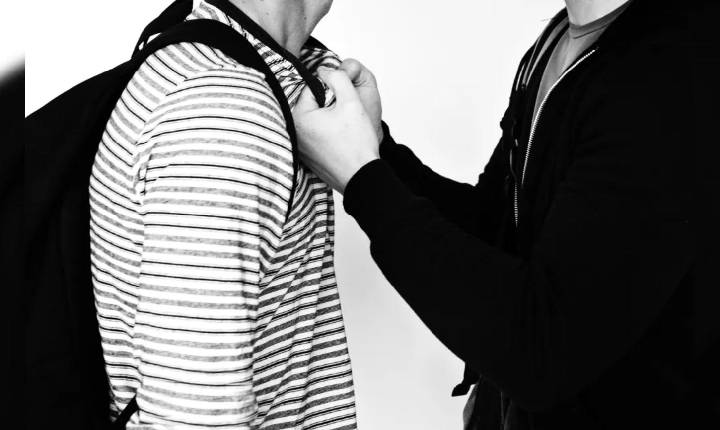 Homem é agredido e tem pertences roubados ao retornar para casa