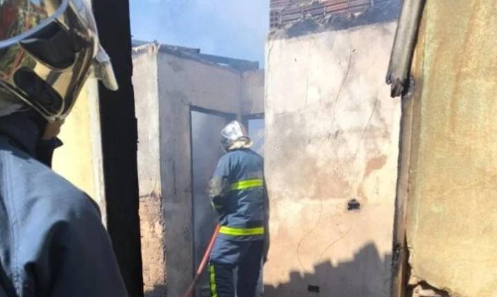 Incêndio atinge residência desocupada no Jardim Esmeralda e mobiliza brigadistas