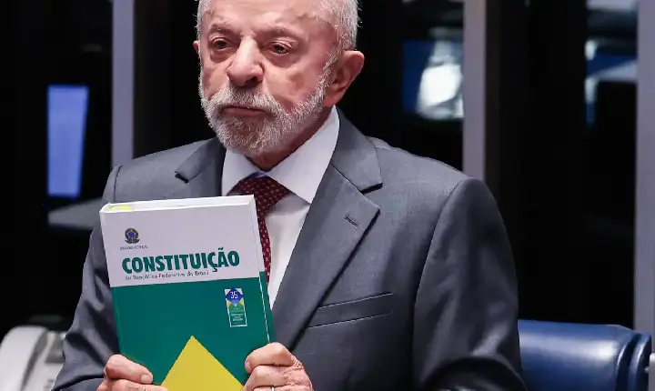 Lula faz campanha em MG e celebra fim da jornada 6x1