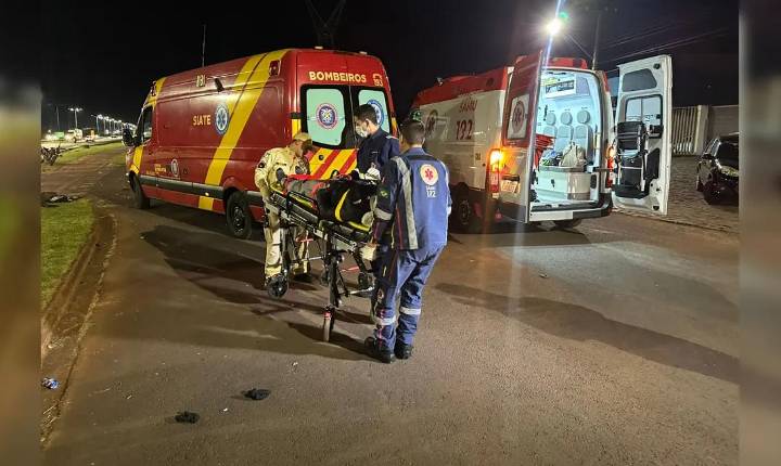 Motorista de carro atinge casal em moto e foge sem prestar socorro em Apucarana