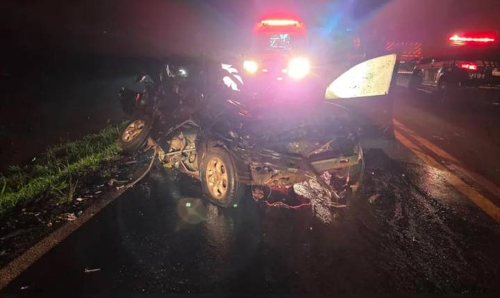 Motorista fica gravemente ferido após carro bater contra dois caminhões na BR-376, em Apucarana
