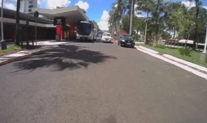 Mulher é encaminhada ao hospital após causar transtornos na rodoviária de Jandaia do Sul