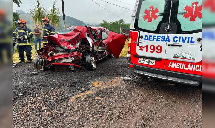 Mulher morre após grave acidente entre carro e carreta na BR-369 em Jandaia do Sul