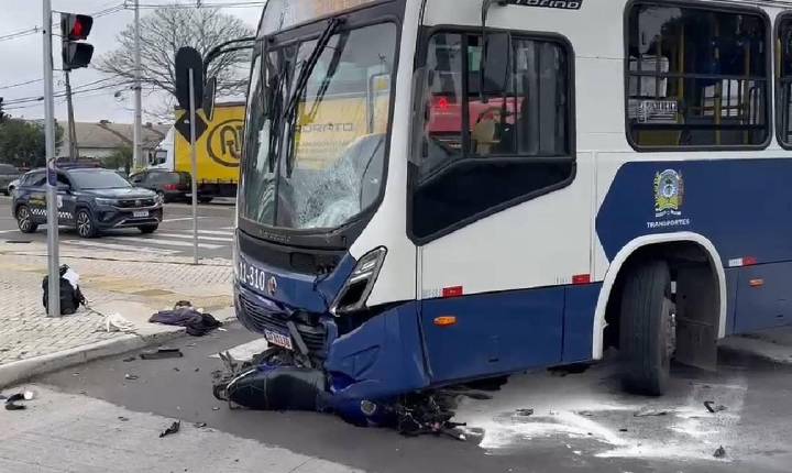 Ônibus atinge motocicleta na PR-444 e deixa duas pessoas feridas