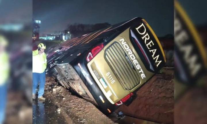 Ônibus com cerca de 20 passageiros tomba na BR-376, em Ponta Grossa