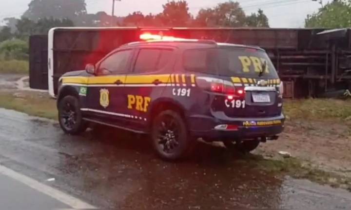 Ônibus tomba na BR-277 em Cascavel e deixa 22 passageiros feridos