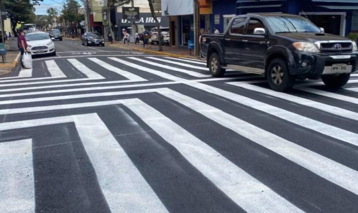 Pedestres relatam ameaça durante travessia em faixa no centro de Jandaia do Sul