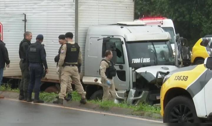 Perseguição de 35 quilômetros termina com dois baleados e caminhão carregado de maconha em Cascavel
