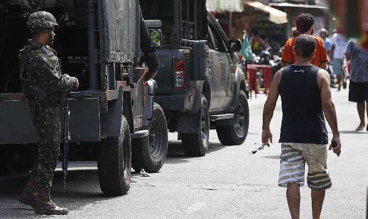 Polícia faz ação para cumprir 56 mandados de prisão na Maré, no Rio