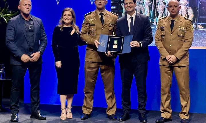 Polícia Militar do Paraná recebe maior honraria de Curitiba após resgate de 13 crianças