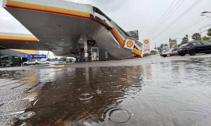 Rajadas de vento danificam cobertura de posto durante temporal em Bom Sucesso