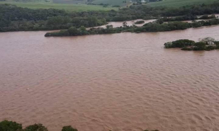 Rio Ivaí sobe cerca de seis metros e água se aproxima de casas em São João do Ivaí