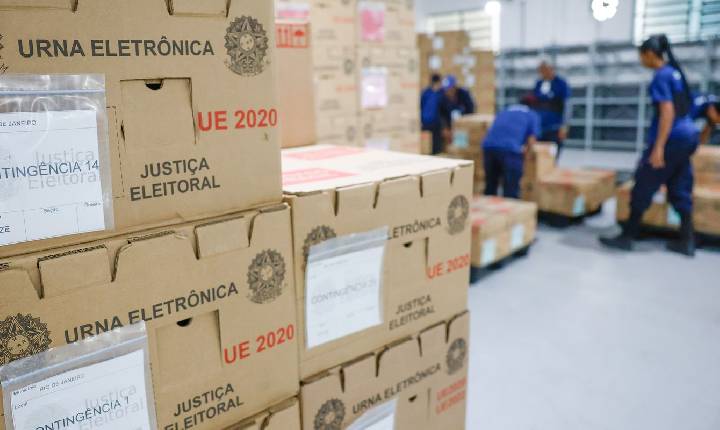 Tribunais distribuem urnas e preparam sessões para eleição