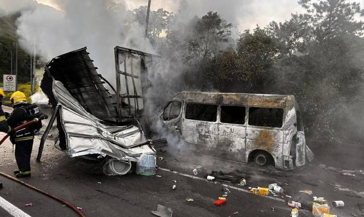 Van que transportava estudantes pega fogo e fica destruída em Apucarana