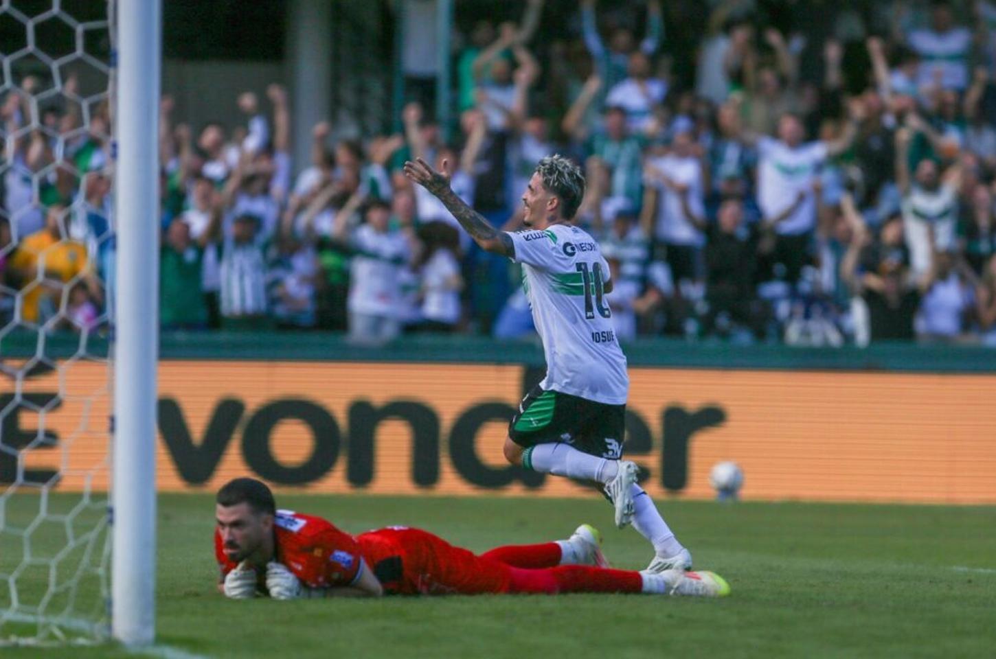 Coritiba joga bem, afunda o Operário e volta a vencer na Série B