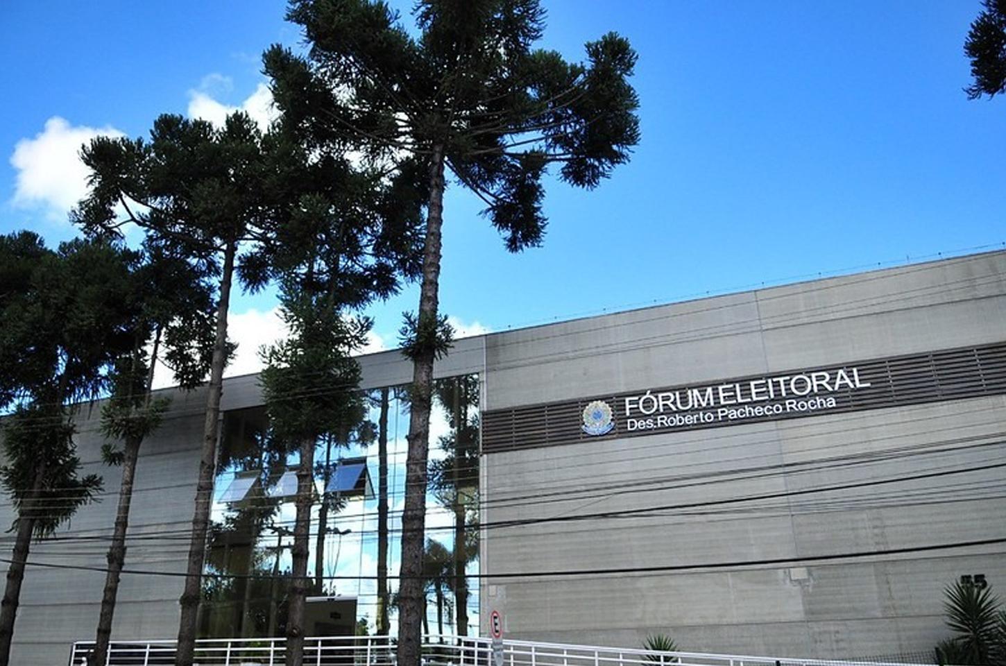 Balas perdidas atingem sede do TRE-PR; polícia investiga