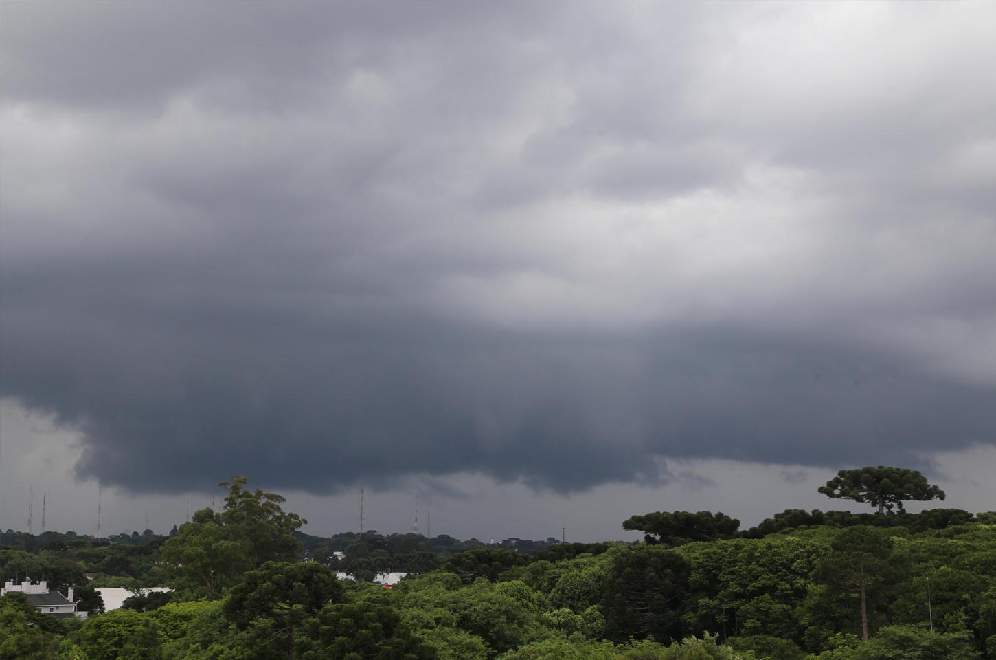 Defesa Civil alerta para temporais no Paraná e reforça apoio aos municípios