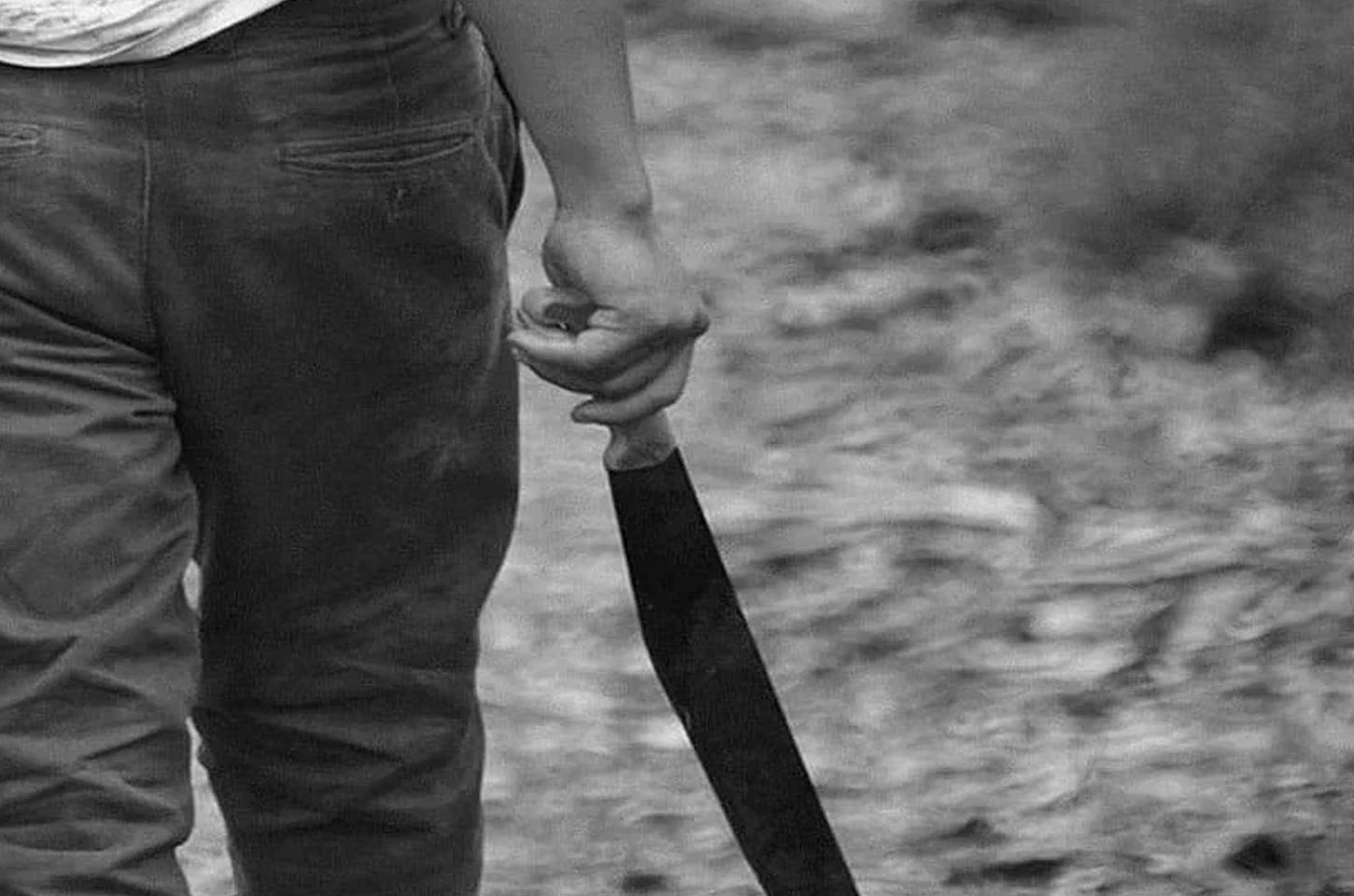 Homem ameaça mulher com facão dentro de motel em Jardim Alegre