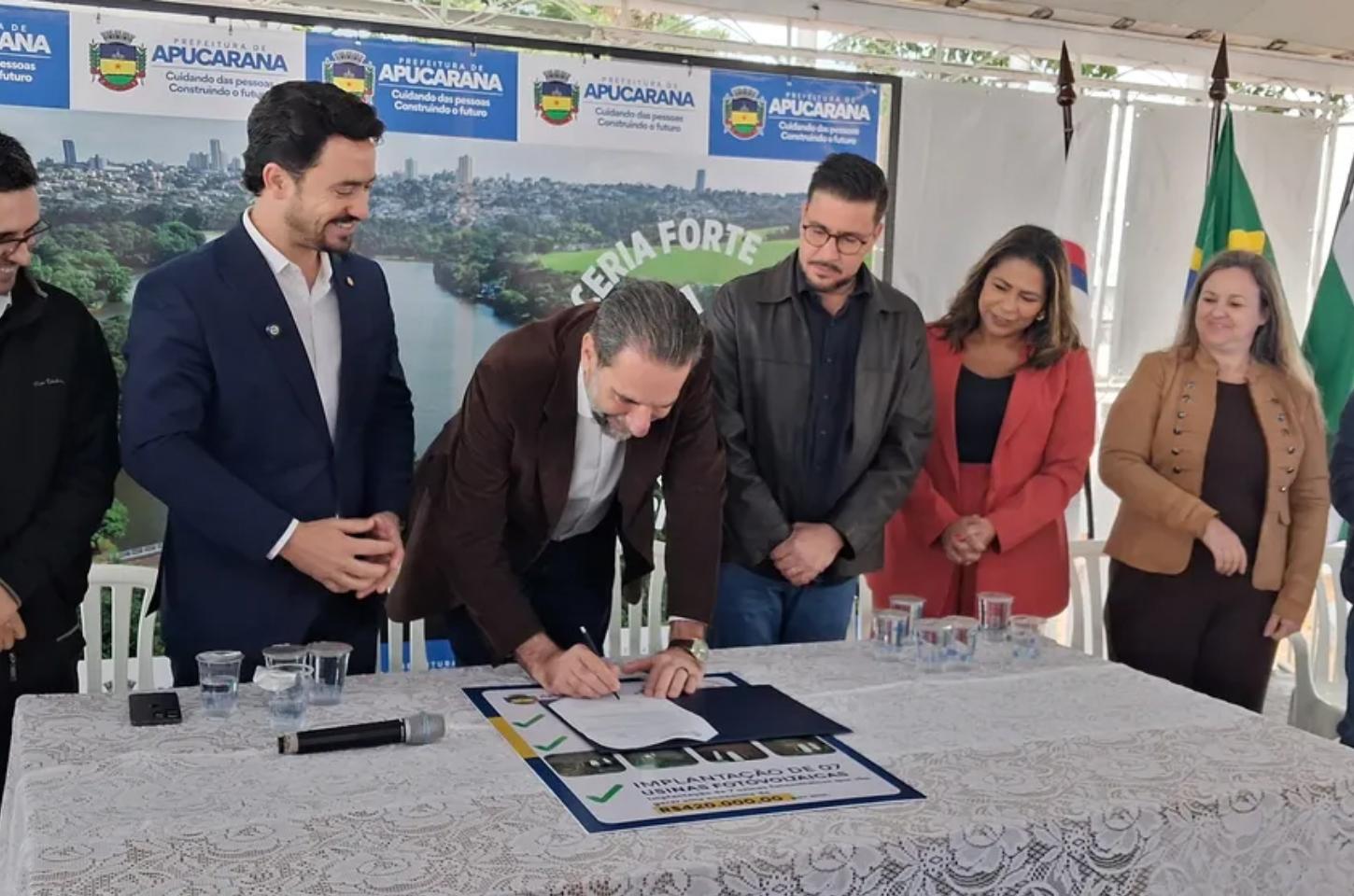 Apucarana recebe biodigestor e sete usinas solares