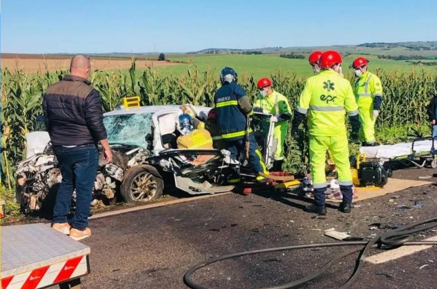 Batida entre 3 carros e uma ambulância mata grávida e bebê na BR-369