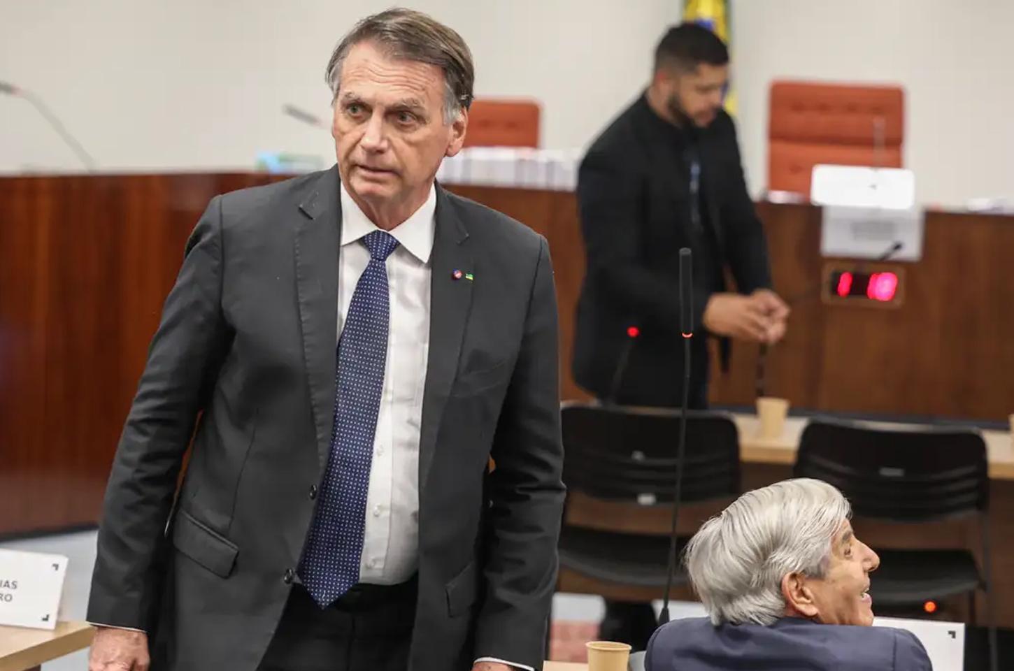 Bolsonaro nega plano de golpe, pede desculpa ao STF e critica urnas