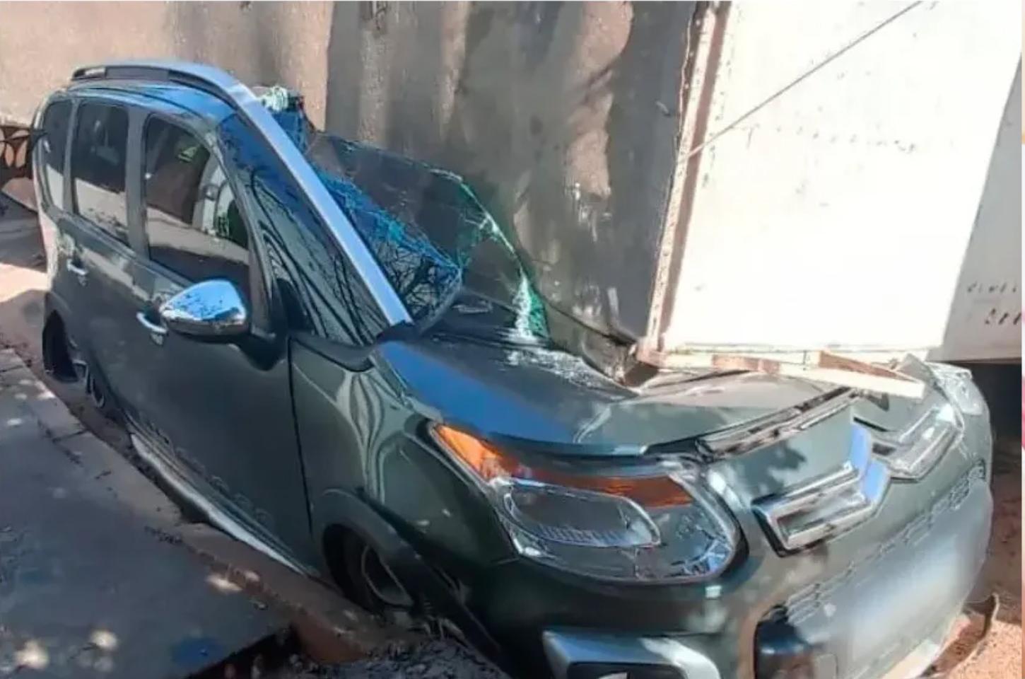 Carreta tomba e esmaga carro em Maringá