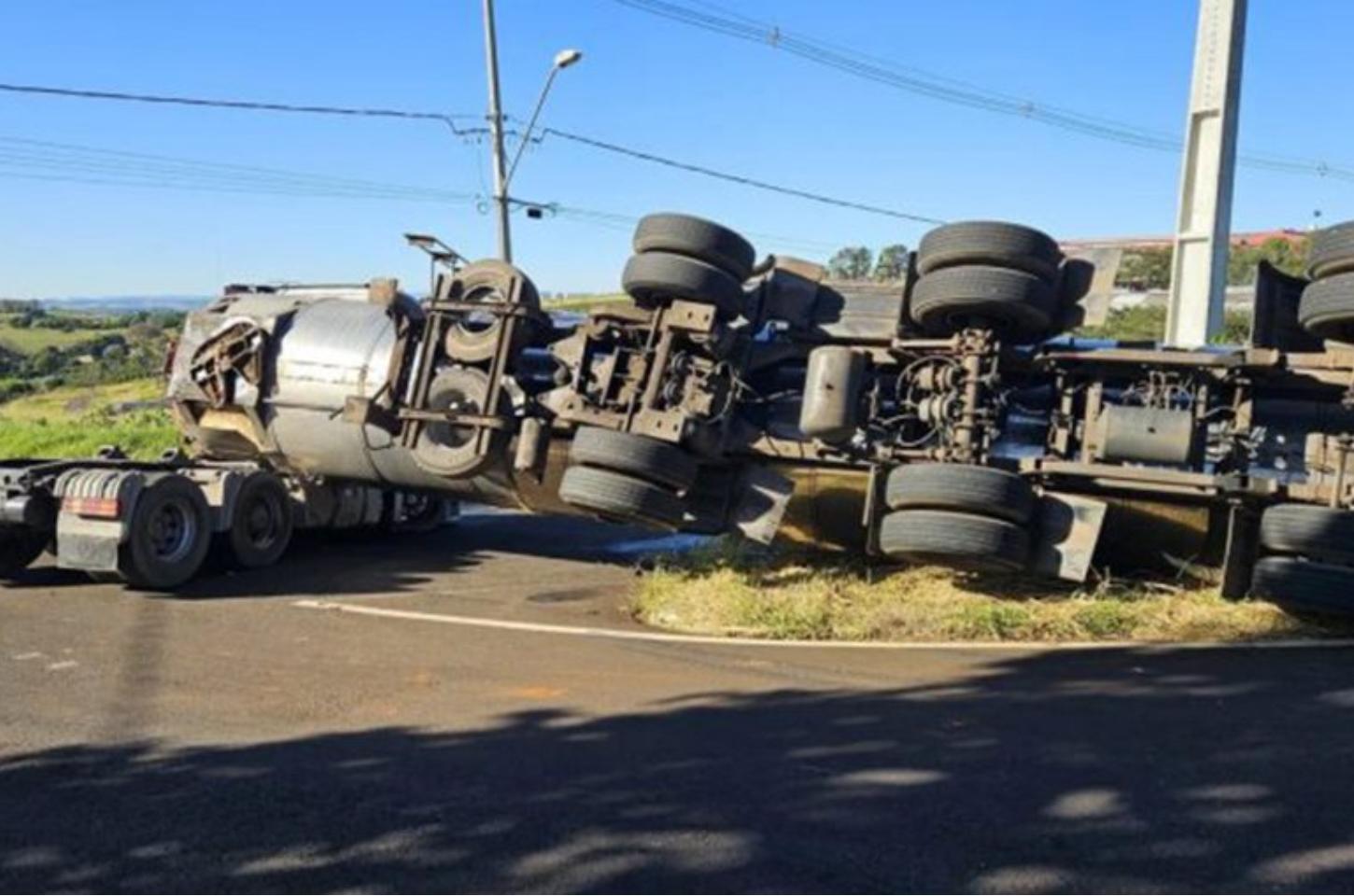 Carreta tomba no Contorno Norte de Apucarana após falha mecânica
